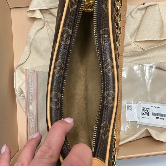 Louis Vuitton Loop - Picture 4 of 4